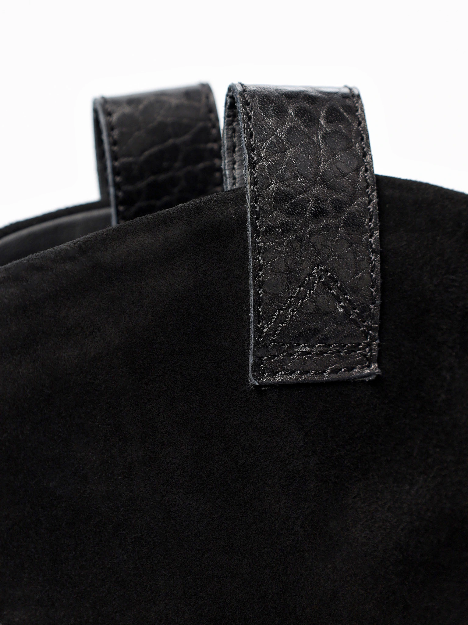 Ботинки черного цвета без застежки на среднем каблуке